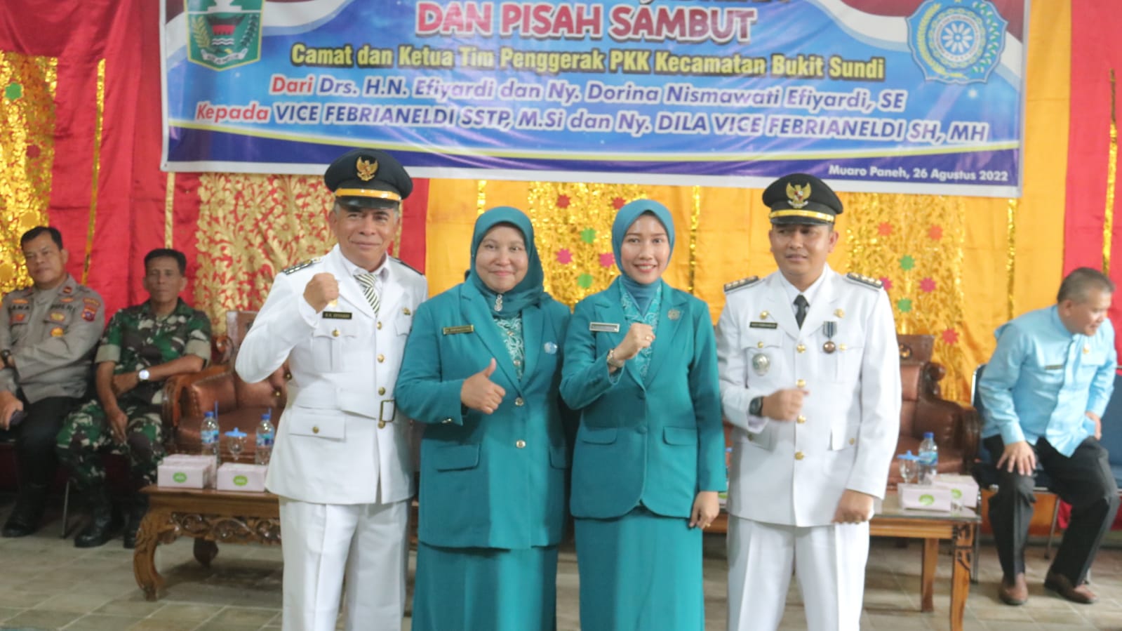 Foto bersama,Usai Sertijab Camat Bukit Sundi