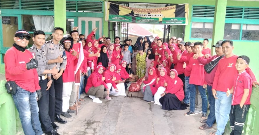 Anggota MPL Solok menyalurkan bantuan kepada Panti Asuhan Tunas Bangsa Kota Solok.