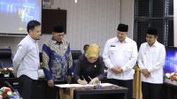 Disaksikan Wakil Ketua dan Wako dan Wawako, Ketua DPRD Kota Solok menandatangani Nota Kesepakatan Kebijakan Umum Anggaran dan Prioritas Plafon Anggaran Sementara Perubahan (KUA-PPAS) Tahun Anggaran 2022.