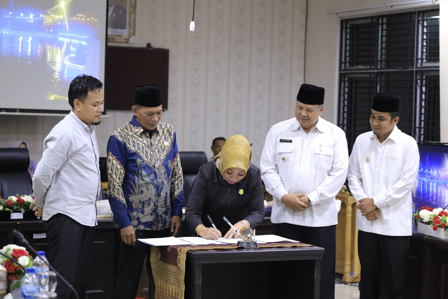 Disaksikan Wakil Ketua dan Wako dan Wawako, Ketua DPRD Kota Solok menandatangani Nota Kesepakatan Kebijakan Umum Anggaran dan Prioritas Plafon Anggaran Sementara Perubahan (KUA-PPAS) Tahun Anggaran 2022.