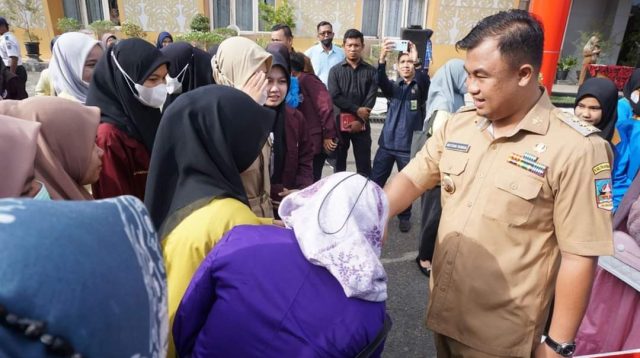 Bupati Dharmasraya menyerahkan Beasiswa Baznas kepada ratusan mahasiswa Dharmasraya.