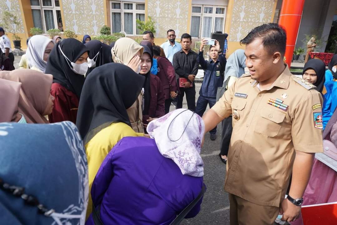 Bupati Dharmasraya menyerahkan Beasiswa Baznas kepada ratusan mahasiswa Dharmasraya.