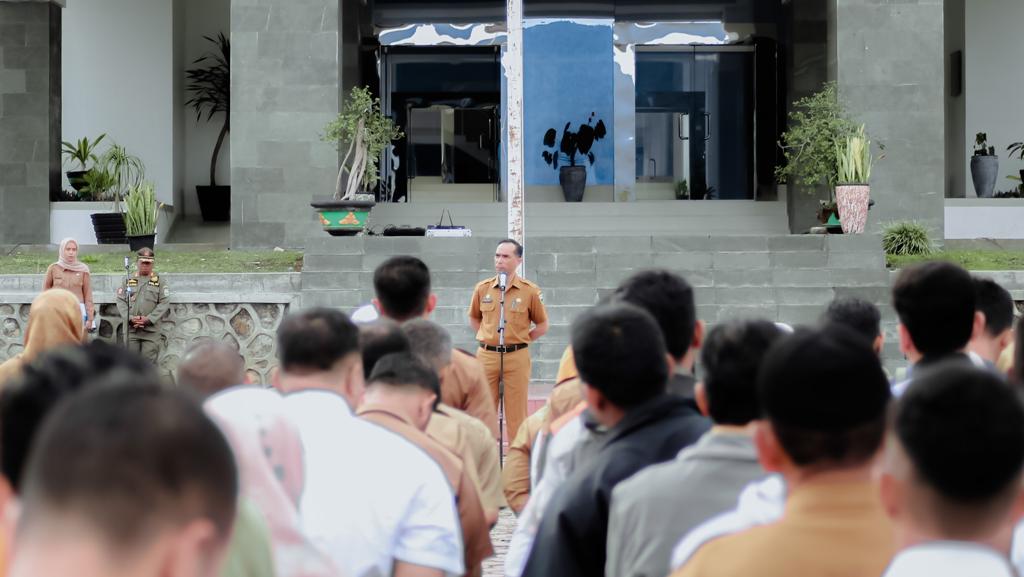 Sekda Kabupaten Solok Medison pimpin apel gabungan.