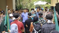 Ketua DPRD Kota Solok, Hj. Nurnisma didampingi Wakil Ketua DPRD Kota Solok, Efriyon Coneng dan Bayu Kharisma menampung aspirasi Tolak Kenaikan Harga BBM Mahasiswa Gelar Aksi Damai Di DPRD kota Solok.