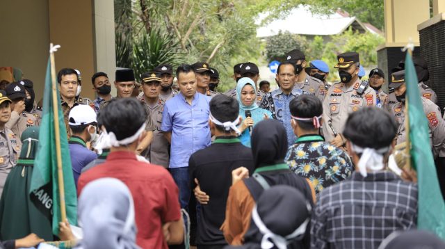 Ketua DPRD Kota Solok, Hj. Nurnisma didampingi Wakil Ketua DPRD Kota Solok, Efriyon Coneng dan Bayu Kharisma menampung aspirasi Tolak Kenaikan Harga BBM Mahasiswa Gelar Aksi Damai Di DPRD kota Solok.