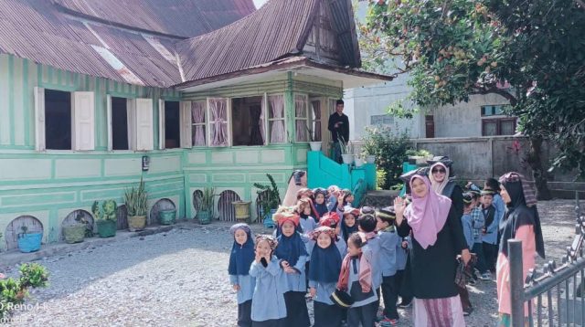 TK Pertiwi Setda Kota Solok yang beralamat di Jalan Puti Indo Jati Kelurahan IX Korong mulai membekali anak didiknya dengan muatan lokal