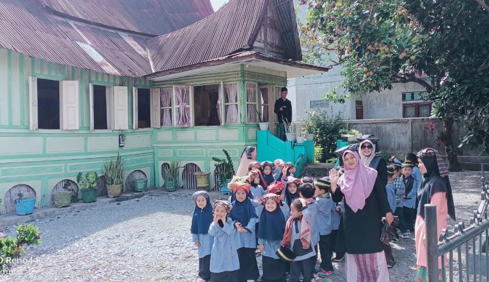 TK Pertiwi Setda Kota Solok yang beralamat di Jalan Puti Indo Jati Kelurahan IX Korong mulai membekali anak didiknya dengan muatan lokal