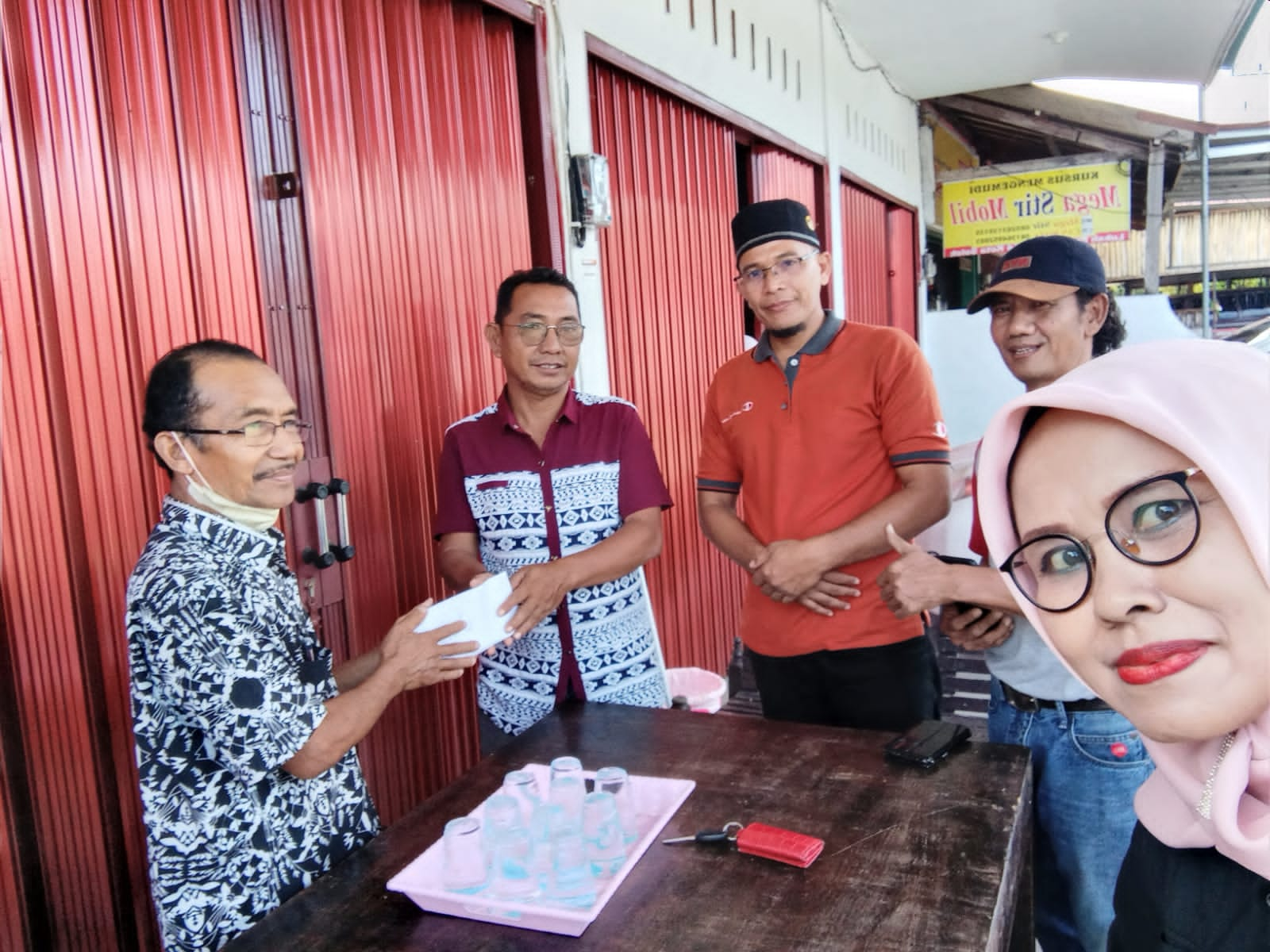 Bantuan berupa hasil Donasi seluruh Alumni masing -masing angkatan SMP 4 Kota Solok tersebut diserahkan oleh Perwakilan ILUNI SMP 4 Kota Solok