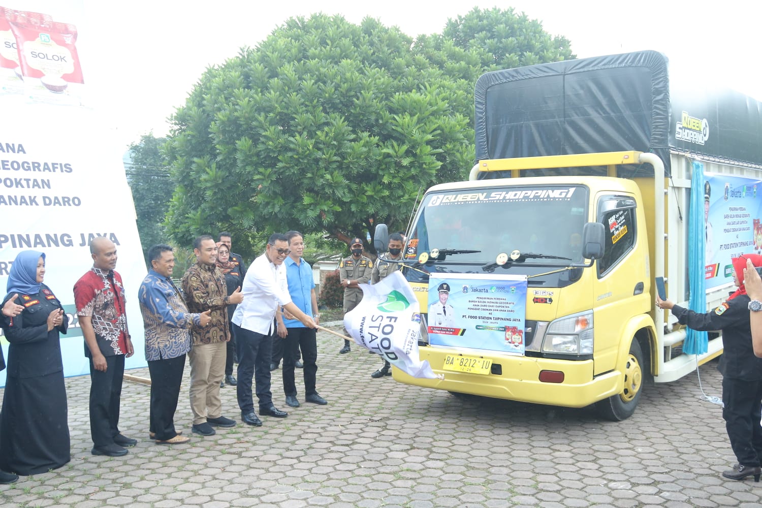 Bupati Solok Epyardi Asda melepas keberangkatan Beras Solok menuju PT.Food Station, Jakarta.