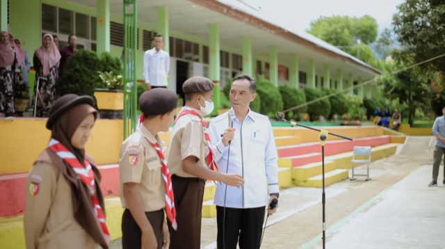 Sekretaris Daerah Kabupaten Solok, Medison, dalam program Semarak Program Kartu Identitas Anak Bersama Nagari (Kirana) di SMP 5 Gunung Talang.