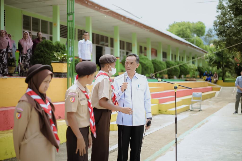 Sekretaris Daerah Kabupaten Solok, Medison, dalam program Semarak Program Kartu Identitas Anak Bersama Nagari (Kirana) di SMP 5 Gunung Talang.