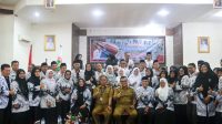 Bupati Solok, Epyardi Asda foto bersama dengan PGRI Kabupaten Solok