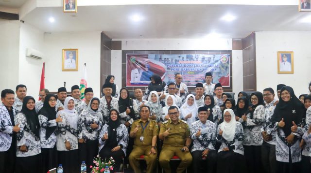 Bupati Solok, Epyardi Asda foto bersama dengan PGRI Kabupaten Solok