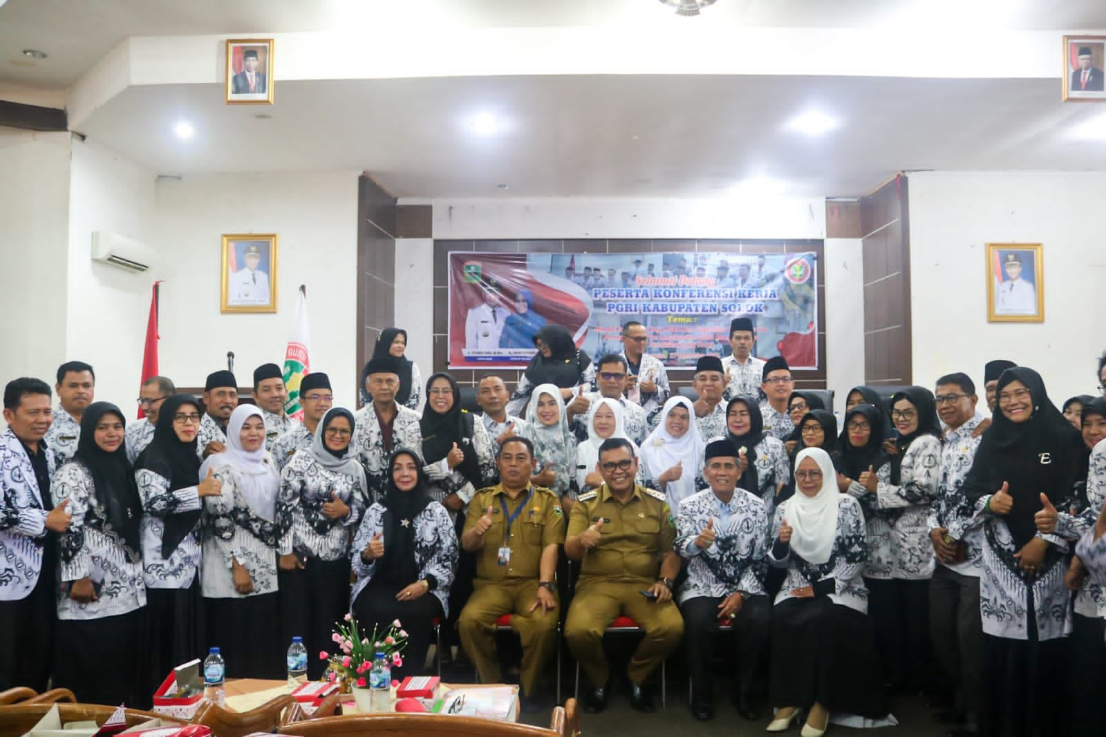 Bupati Solok, Epyardi Asda foto bersama dengan PGRI Kabupaten Solok