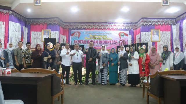 Bupati Solok, Epyardi Asda foto bersama pengurus IBI Kabupaten Solok