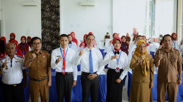 Sekda Kabupaten Solok, Medison foto bersama dengan CPNS Kabupaten Solok