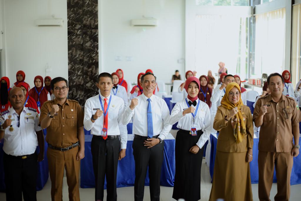 Sekda Kabupaten Solok, Medison foto bersama dengan CPNS Kabupaten Solok