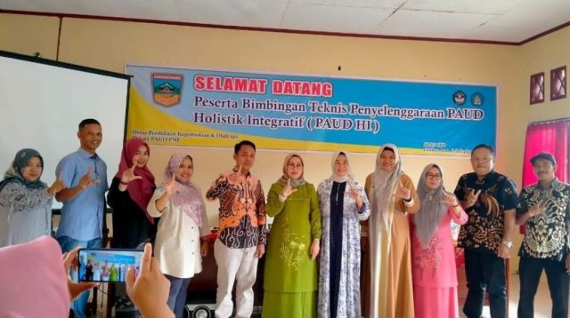 Ketua GOW Ibu Hj. bet Yulian Efi, Ketua DWP Fitri Syamsurizaldi dan Kepala Dinas Pendidikan Kepemudaan diwakili oleh Kabid Pembinaan Paud PNF berfoto bersama.