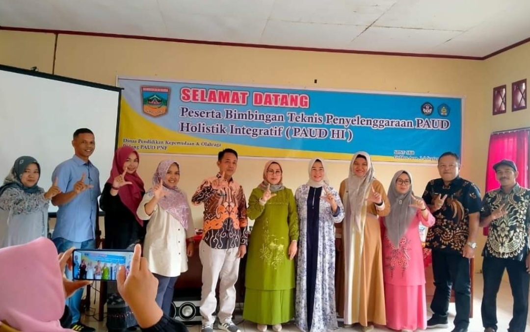 Ketua GOW Ibu Hj. bet Yulian Efi, Ketua DWP Fitri Syamsurizaldi dan Kepala Dinas Pendidikan Kepemudaan diwakili oleh Kabid Pembinaan Paud PNF berfoto bersama.