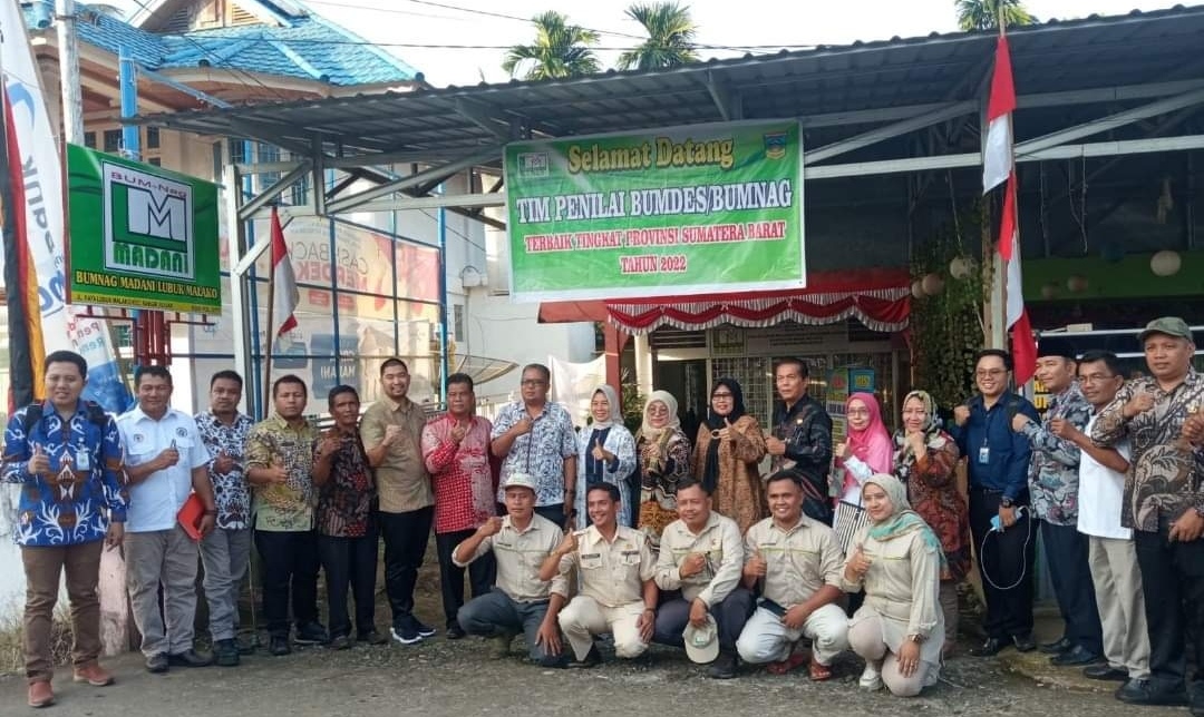 Foto bersama Tim penilai yang diketuai oleh Bapak Amriman M. S. Pd, MM, juga turut didampingi Bupati Solok Selatan yang diwakili oleh Sekdakab Dr. Syamsurizaldi, Kepala OPD, Camat, Wali Nagari, Unsur Forkopimda dan tokoh masyarakat nagari