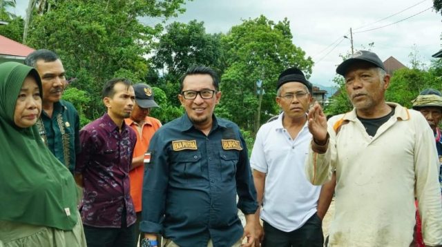 Bupati Eka Putra meninjau langsung pengerjaan rehabilitasi tanggul sungai Batang Malalo