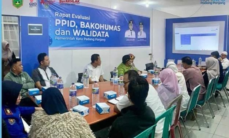 Dinas Komunikasi dan Informatika (Kominfo) menggelar rapat evaluasi bersama Pejabat Pengelola Informasi dan Dokumentasi (PPID)