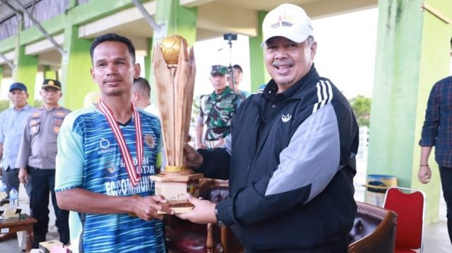 Walikota Solok Zul Elfian Umar menyerahkan tropi kepada Tim Kesebelasan Kelurahan Nan Balimo.