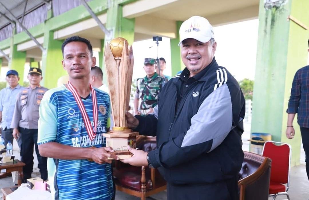 Walikota Solok Zul Elfian Umar menyerahkan tropi kepada Tim Kesebelasan Kelurahan Nan Balimo.