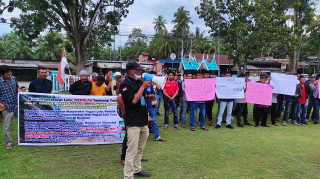 Ratusan warga Nagari Lolo mendatangi Pengadilan Negri (PN) Kotobaru untuk menggelar aksi damai