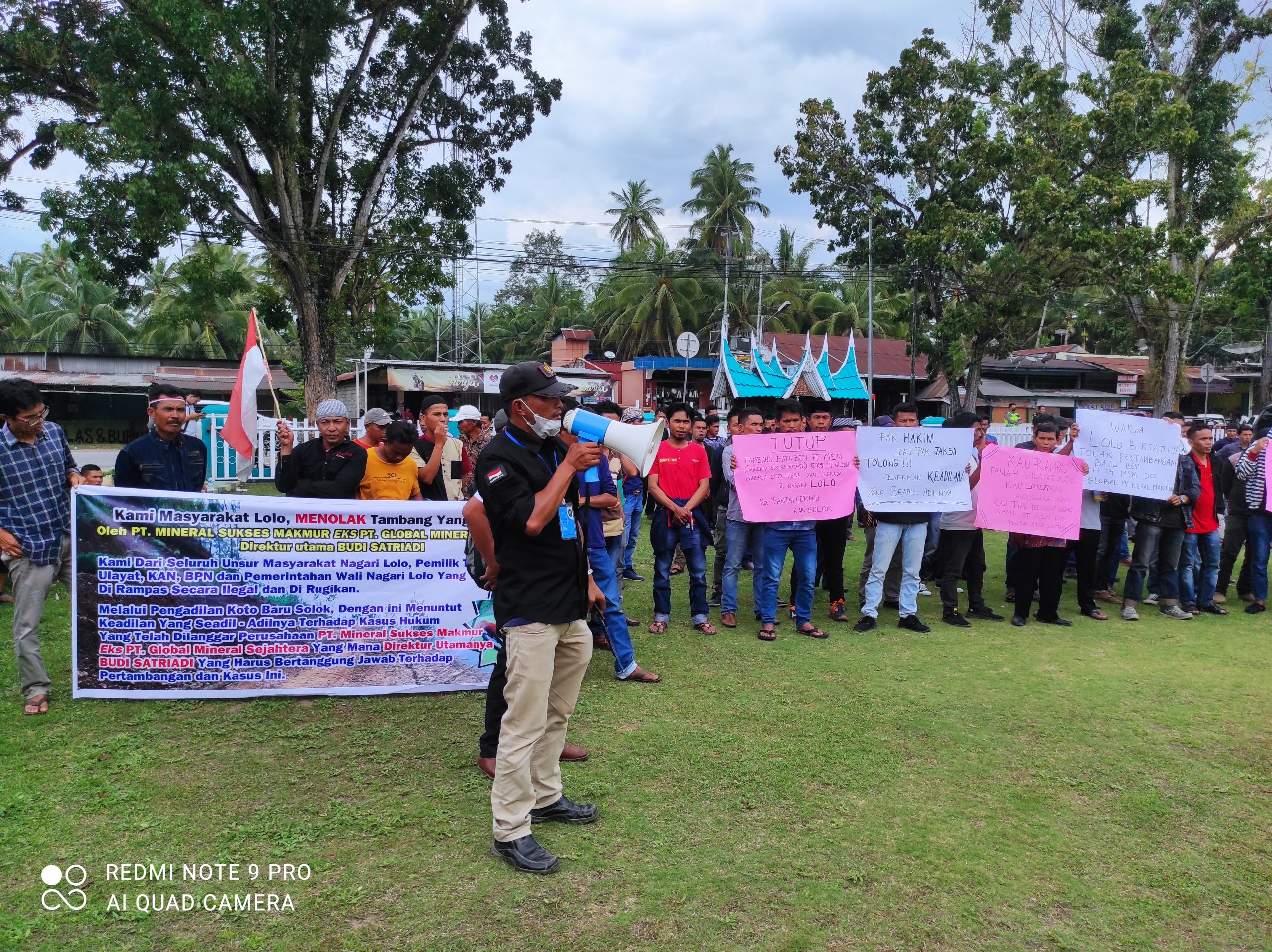 Ratusan warga Nagari Lolo mendatangi Pengadilan Negri (PN) Kotobaru untuk menggelar aksi damai