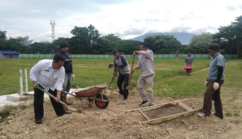 Kabag Umum Setda Kabupaten Solok, Indra Mukhsis turun tangan langsung memperbaiki GOR Tuanku Tabiang, Batu Batupang, Kabupaten Solok