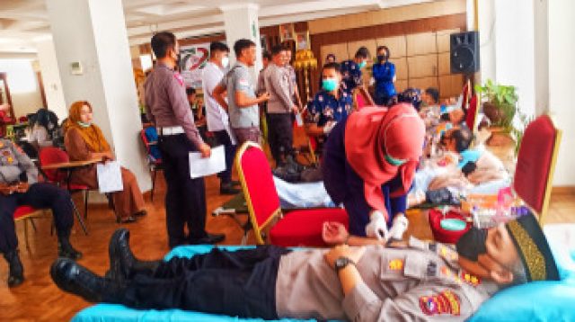 Kapolres Solok Kota, AKBP Ahmad Fadilan saat donor darah dalam rangka HUT IDI ke-72