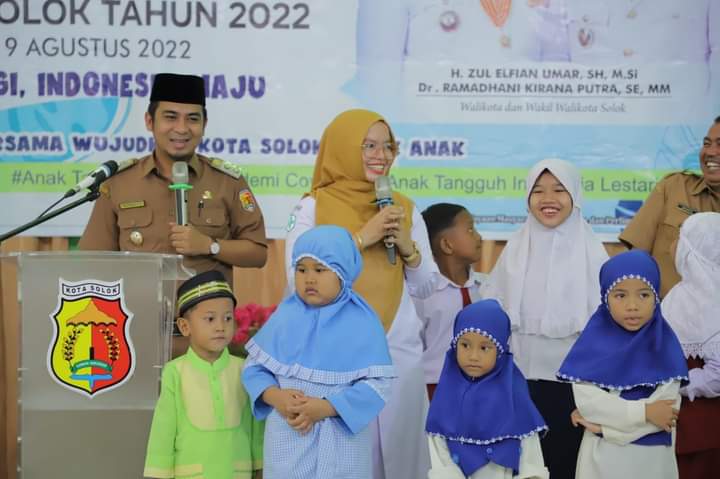 Wakil Wali Kota Solok, Ramadhani Kirana Putra saat puncak peringatan Hari Anak Nasional tingkat Kota Solok Tahun 2022