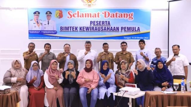 Wali Kota Solok, Zul Elfian Umar foto bersama dengan peserta bimtek Kewirausahaan Pemula