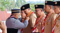 Wali Kota Solok, Zul Elfian Umar saat menerima penghargaan dari Pengakap Negeri Sabah, Malaysia