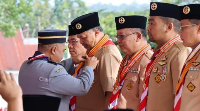 Wali Kota Solok, Zul Elfian Umar saat menerima penghargaan dari Pengakap Negeri Sabah, Malaysia