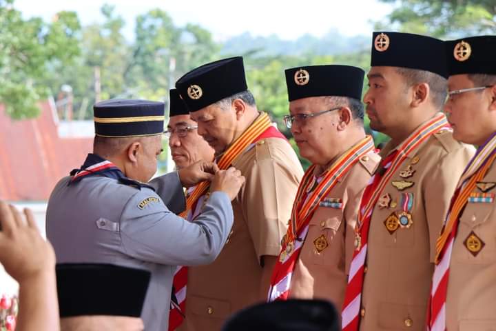 Wali Kota Solok, Zul Elfian Umar saat menerima penghargaan dari Pengakap Negeri Sabah, Malaysia