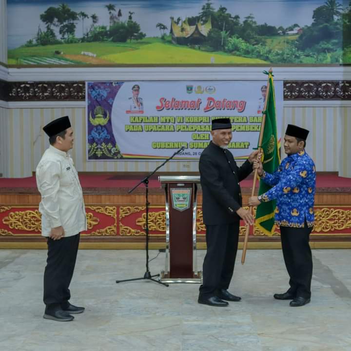 Gubernur Sumbar, Mahyeldi saat melepas kontingen Sumbar menuju MTQ VI Nasional Korpri