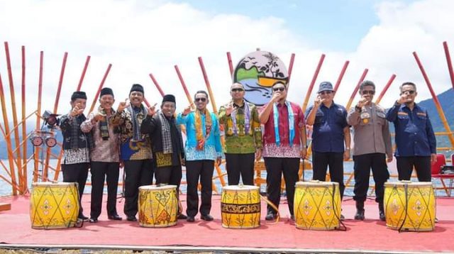 Bupati Tanah Datar, Eka Putra, Wakil Gubernur Sumbar, Audy Joinaldy beserta tamu undangan seusai pemukulan gendang pembukaan Galundi Singkarak Festival