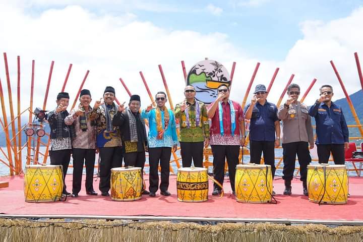 Bupati Tanah Datar, Eka Putra, Wakil Gubernur Sumbar, Audy Joinaldy beserta tamu undangan seusai pemukulan gendang pembukaan Galundi Singkarak Festival