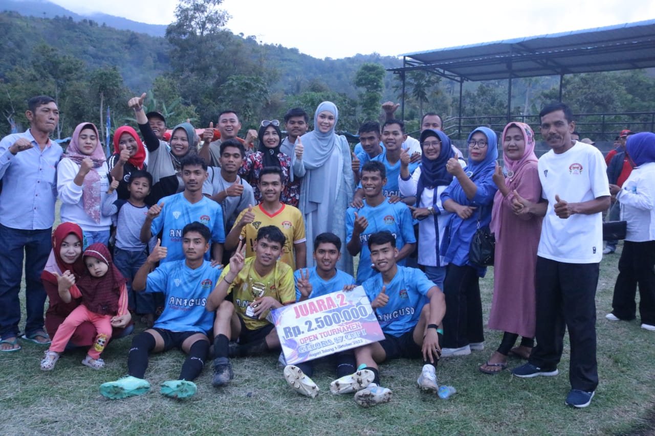 Anggota Komisis V DPR RI, Athari Gauthi Ardi Foto Bersama dengan Tim Anaguso FC