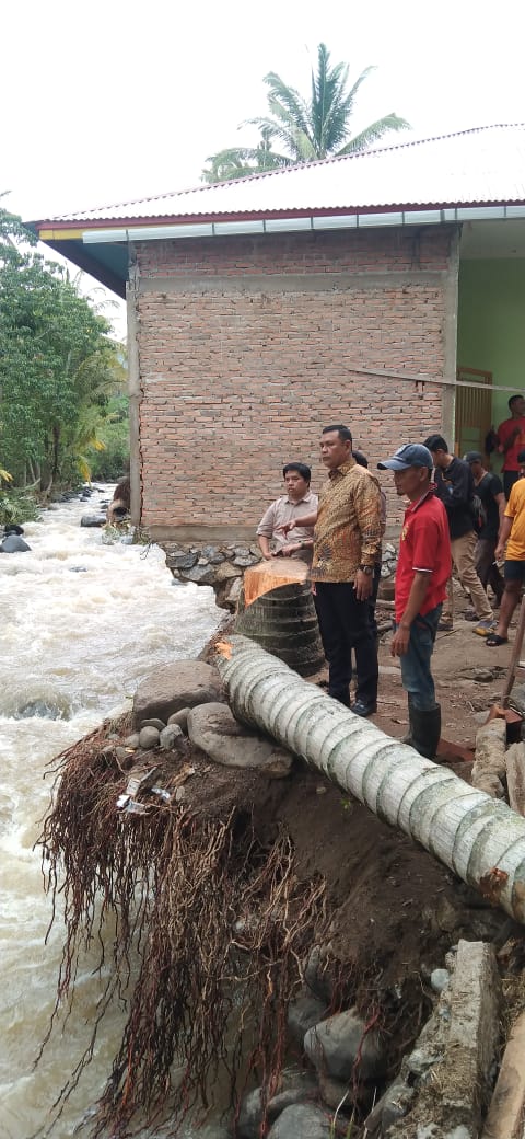 Bupati Solok, Epyardi Asda meninjau lokasi banjir di Nagari Koto Sani, Kecamatan X Koto Singkarak