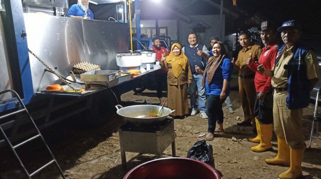 Dapur Umum Pemerintah Kabupaten Solok Membantu Korban Banjir Bandang di Koto Sani, Kecamatan X Koto Singkarak