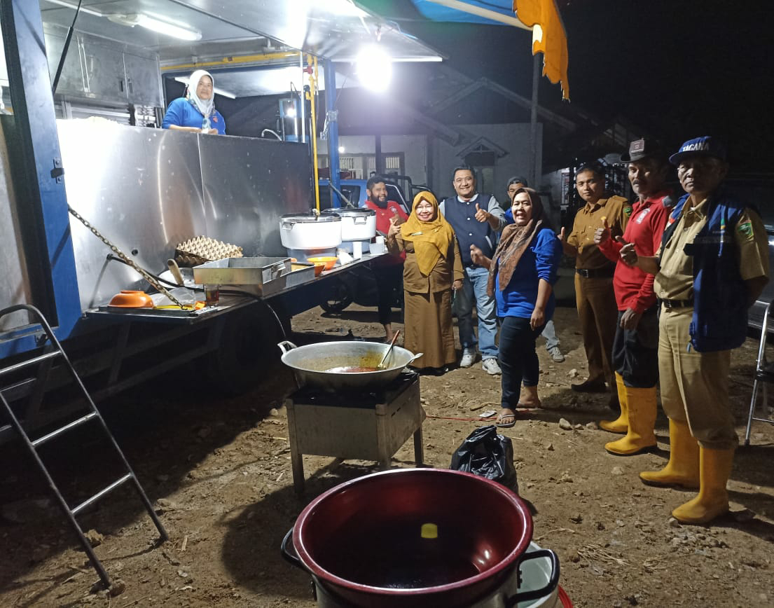 Dapur Umum Pemerintah Kabupaten Solok Membantu Korban Banjir Bandang di Koto Sani, Kecamatan X Koto Singkarak