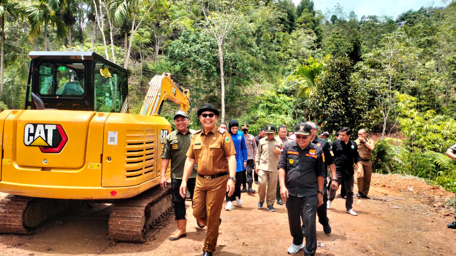 Bupati Solok, Epyardi Asda saat Launching Excavator di Nagari Sungai Abu, Kecamatan Hiliran Gumanti