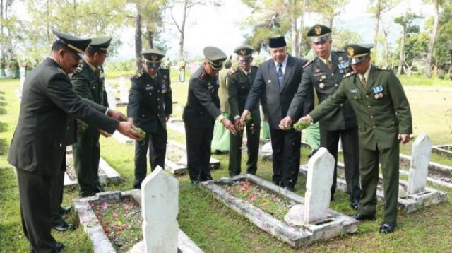 Prosesi Tabur Bunga oleh Wali Kota Solok, Zul Elfian Umar, Dandim 0309/Solok, Letkol Arm Hendrik Setiawan dan jajaran perwira Kodim 0309/Solok