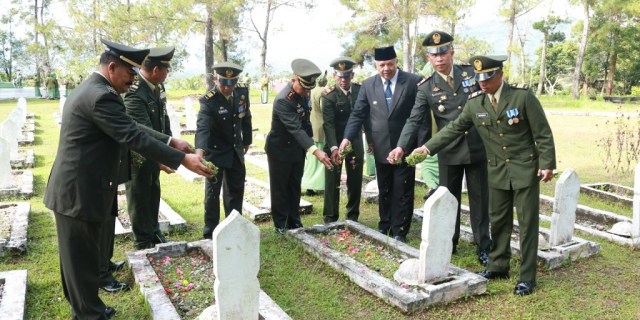 Prosesi Tabur Bunga oleh Wali Kota Solok, Zul Elfian Umar, Dandim 0309/Solok, Letkol Arm Hendrik Setiawan dan jajaran perwira Kodim 0309/Solok