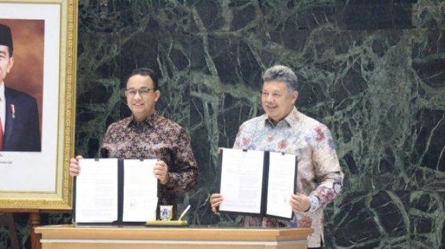 Wali Kota Solok, Zul Elfian Umar dan Gubernur DKI Jakarta, Anies Baswedan memegang MoU yang baru ditandatangani