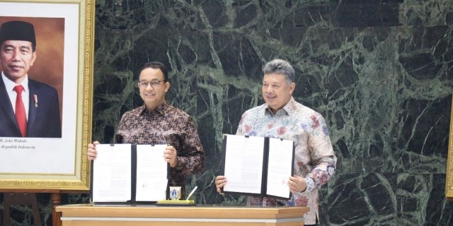 Wali Kota Solok, Zul Elfian Umar dan Gubernur DKI Jakarta, Anies Baswedan memegang MoU yang baru ditandatangani