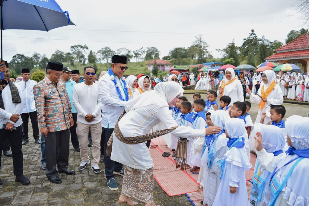 Bupati Solok, Epyardi Asda dan Bunda PAUD Kabupaten Solok, Ny.Emiko Epyardi Asda berbincang dengan Murid TK peserta Manasik Haji